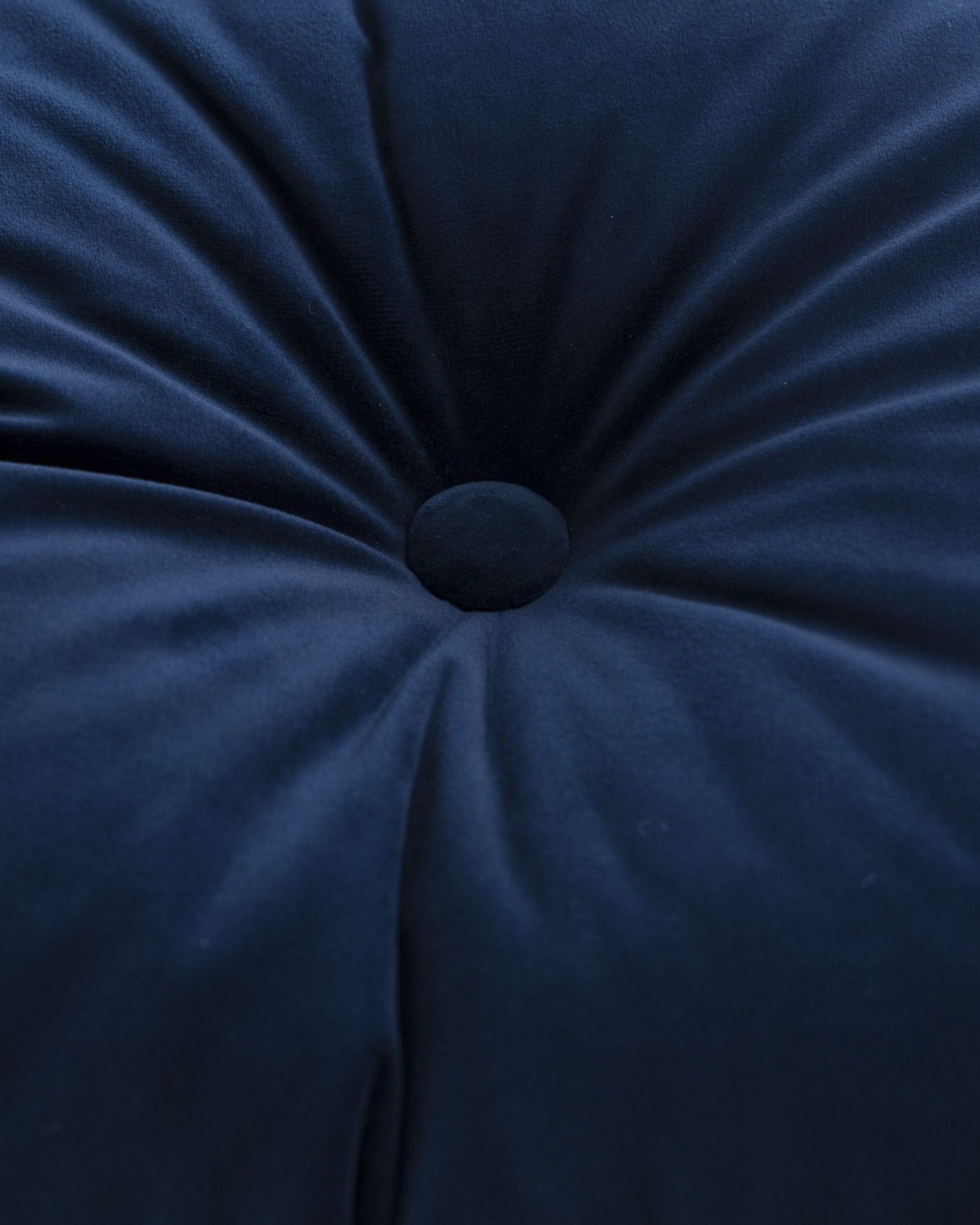 Square velvet cushion with button product colour navy blue fabric gloss, velvet (hover)