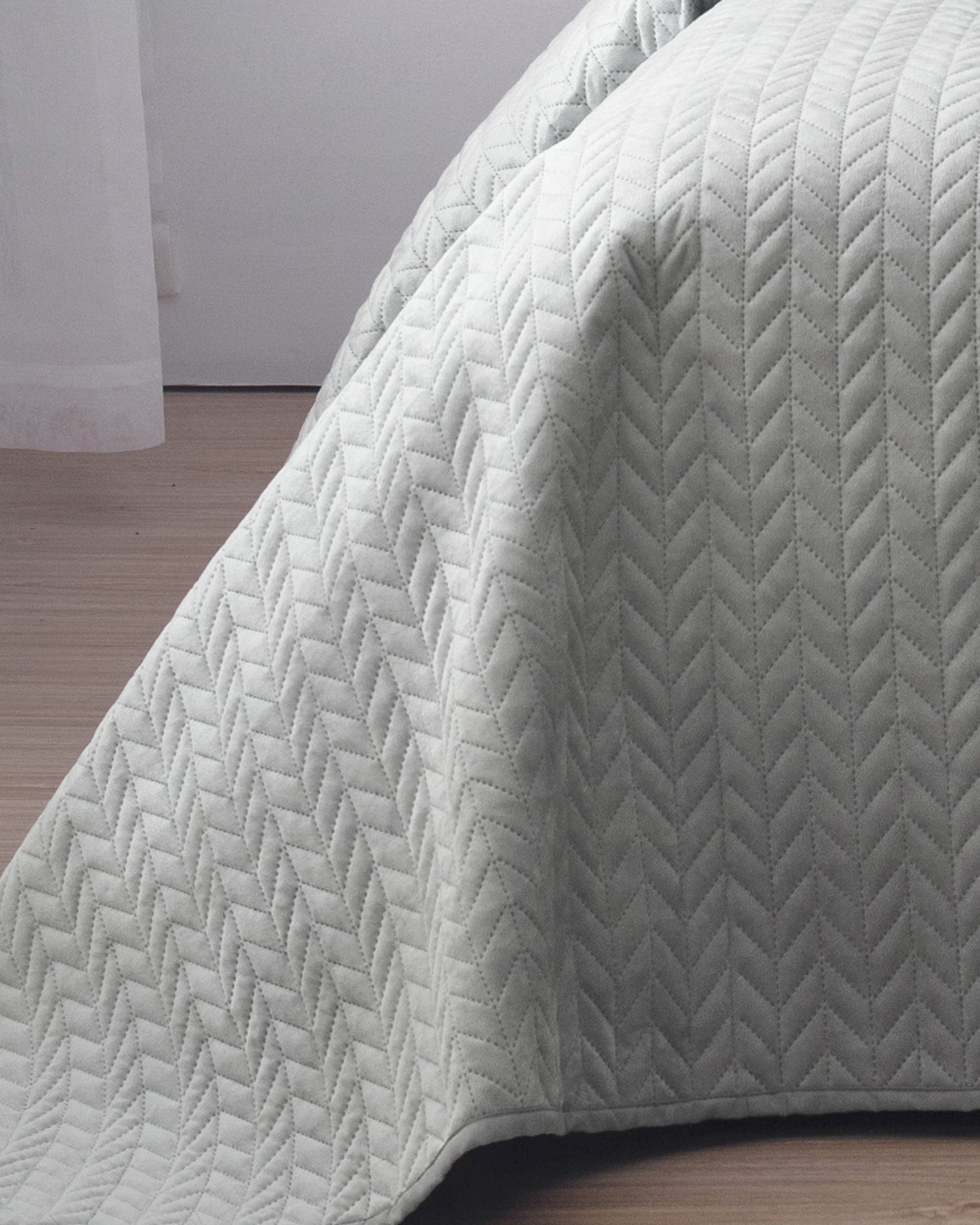 Bedspread on the bed Silky Chic 220x240 cm grey (hover)