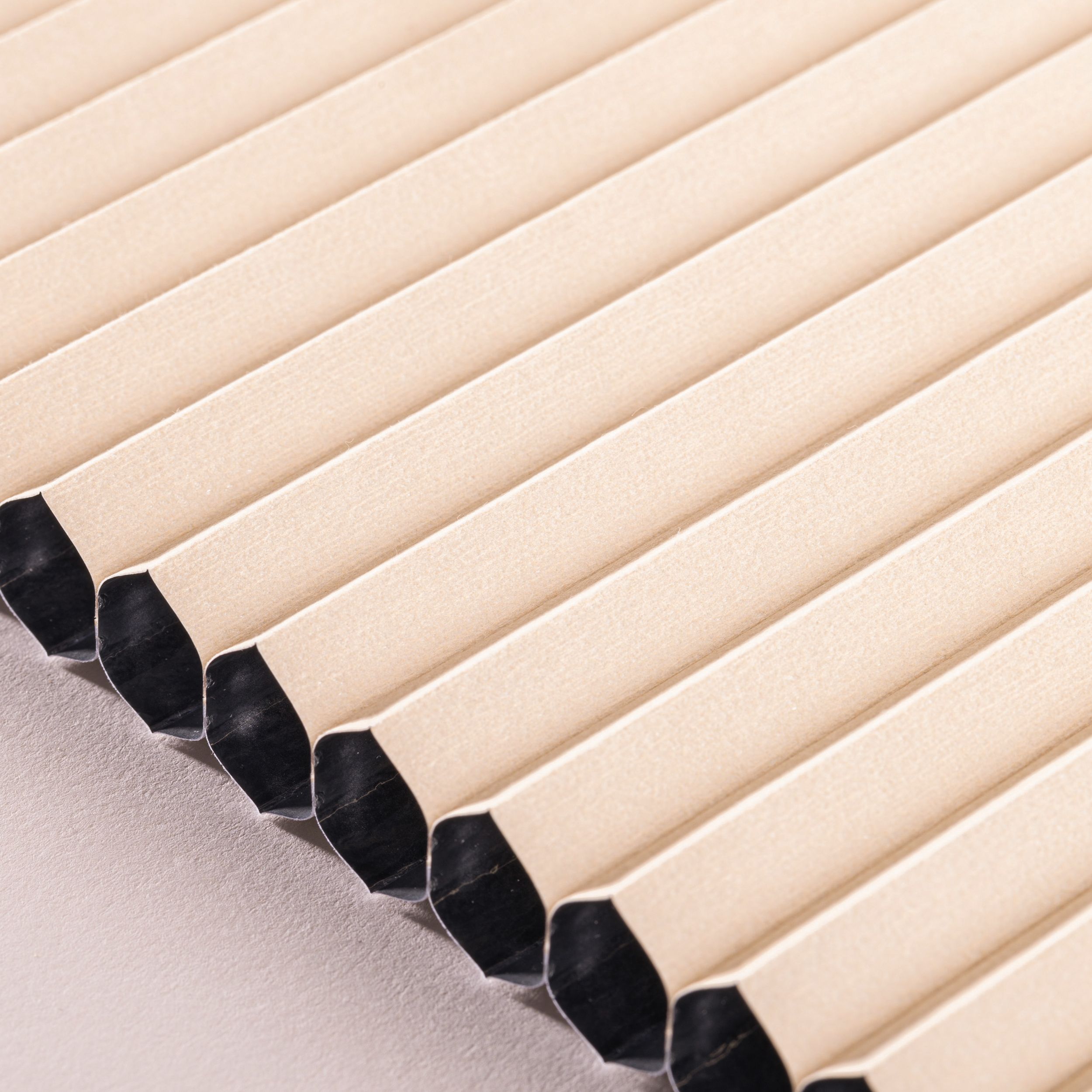 Blackout ALU – Honeycomb pleated blinds HA-102 sand